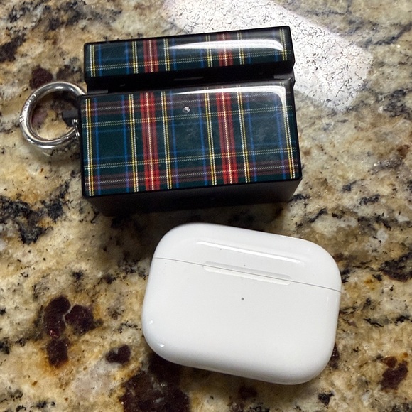 AirPods Pro 2 with Flaunt Case with Keychain - Picture 1 of 8